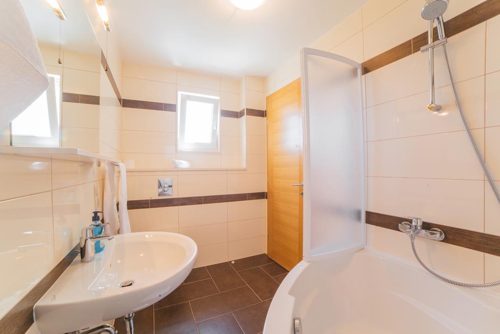 אומיס Apartments Sea View מראה חיצוני תמונה